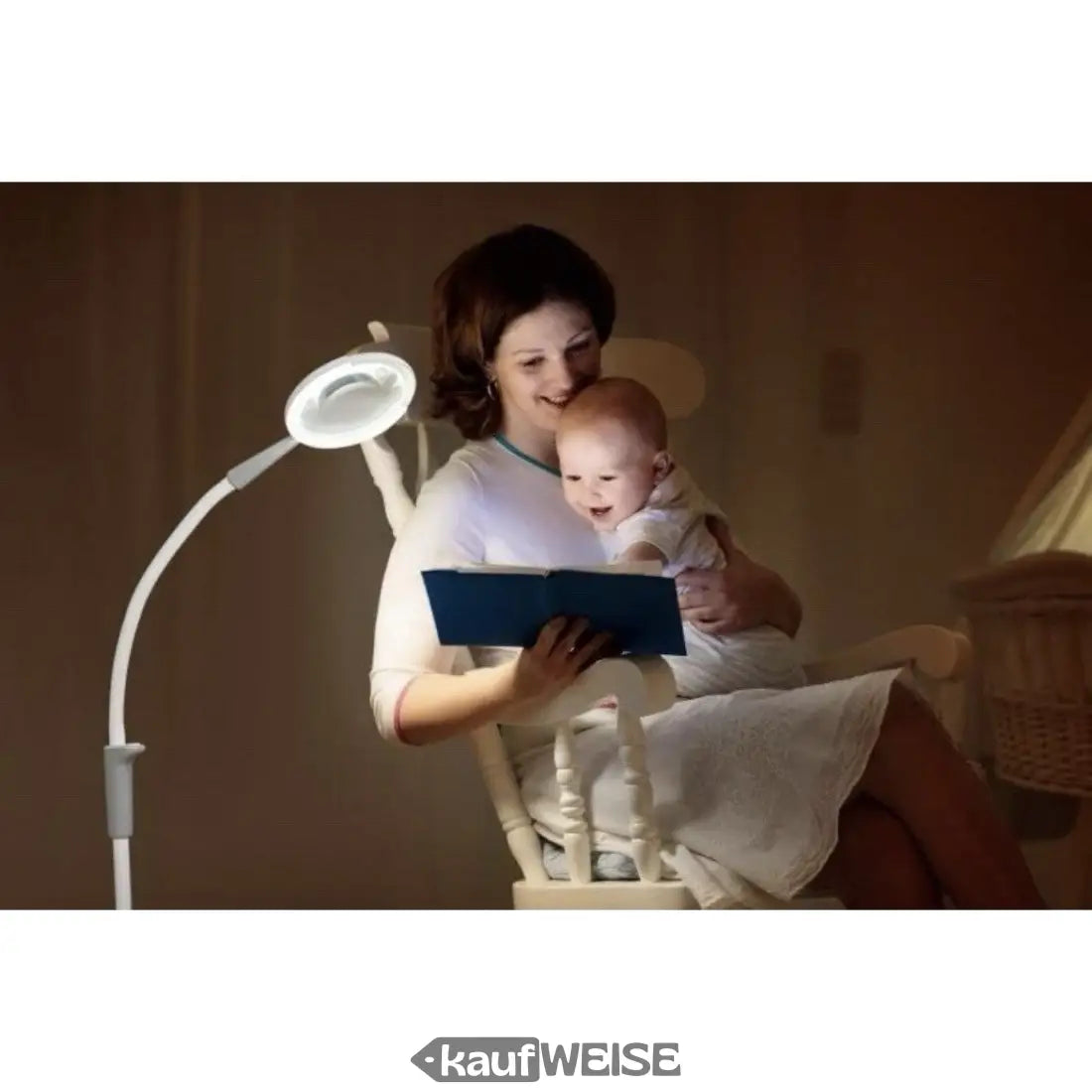 Mutter liest Baby unter beleuchteter Daylight Magnificent Pro Stand Stehlampe