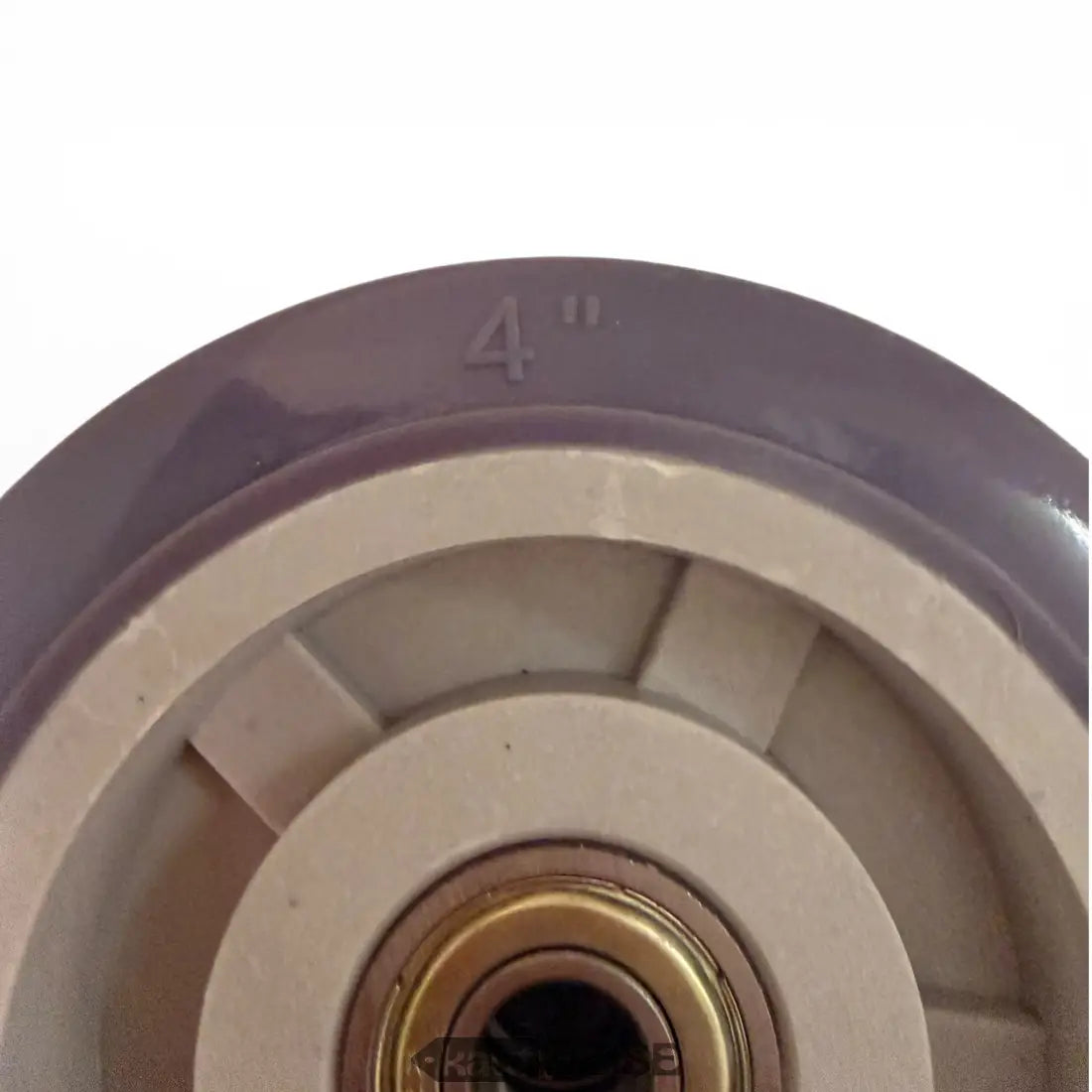 Lila 4-Zoll-Industrierad mit beigem Kunststoffnabe und Messinglager