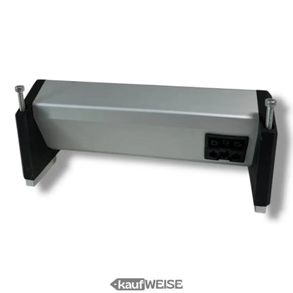 Silbernes rechteckiges Batterypack mit schwarzen Halterungen und Anschlüssen