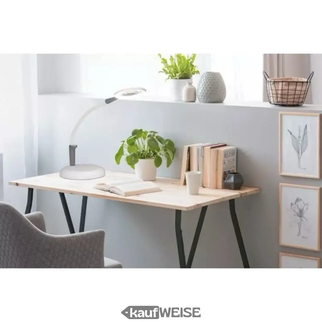 Schreibtisch mit Lampe und Dekoration für Daylight Magnificent Pro Stand Lupe