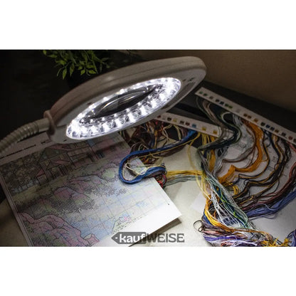 Lichtreiche LED-Lupenleuchte über Kreuzstichprojekt, perfekt zum Nähen und Hobbys
