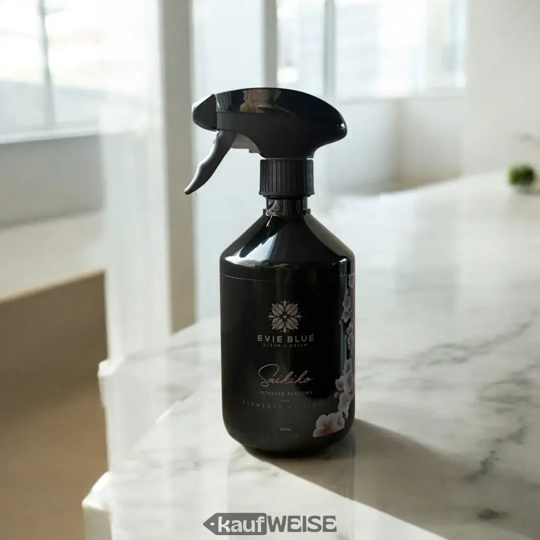 Schwarze Sprayflasche vom Saikiko Raumduft mit Kirschblüten Duft passend für Frühlingsdeko